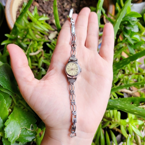 Vintage Timex Dainty Silver Watch - Picture 8 of 11